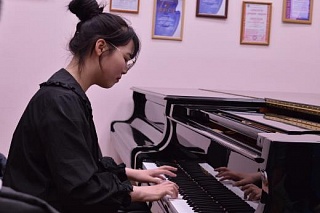 25 students have mastered playing the piano at the Institute of Arts