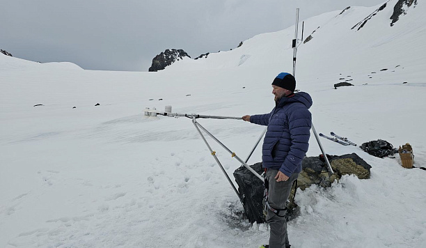 A unique TSU weather station was installed at an altitude of 3,600 meters on the Aktru glacier